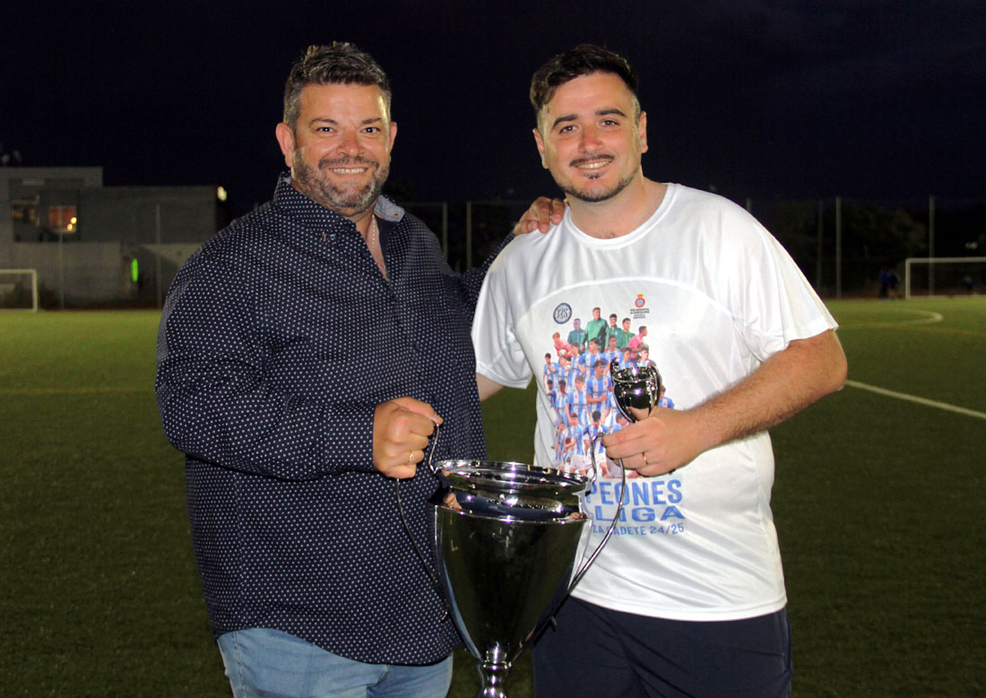 Francis Cortacero, presidente del Español Albolote, junto a Fran Ángel Fernandez, entrenador del Cadete A (J. PALMA)