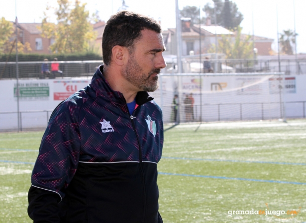 El entrenador del CD Huétor Vega, Manuel Moreno `Rizos` (J. PALMA)