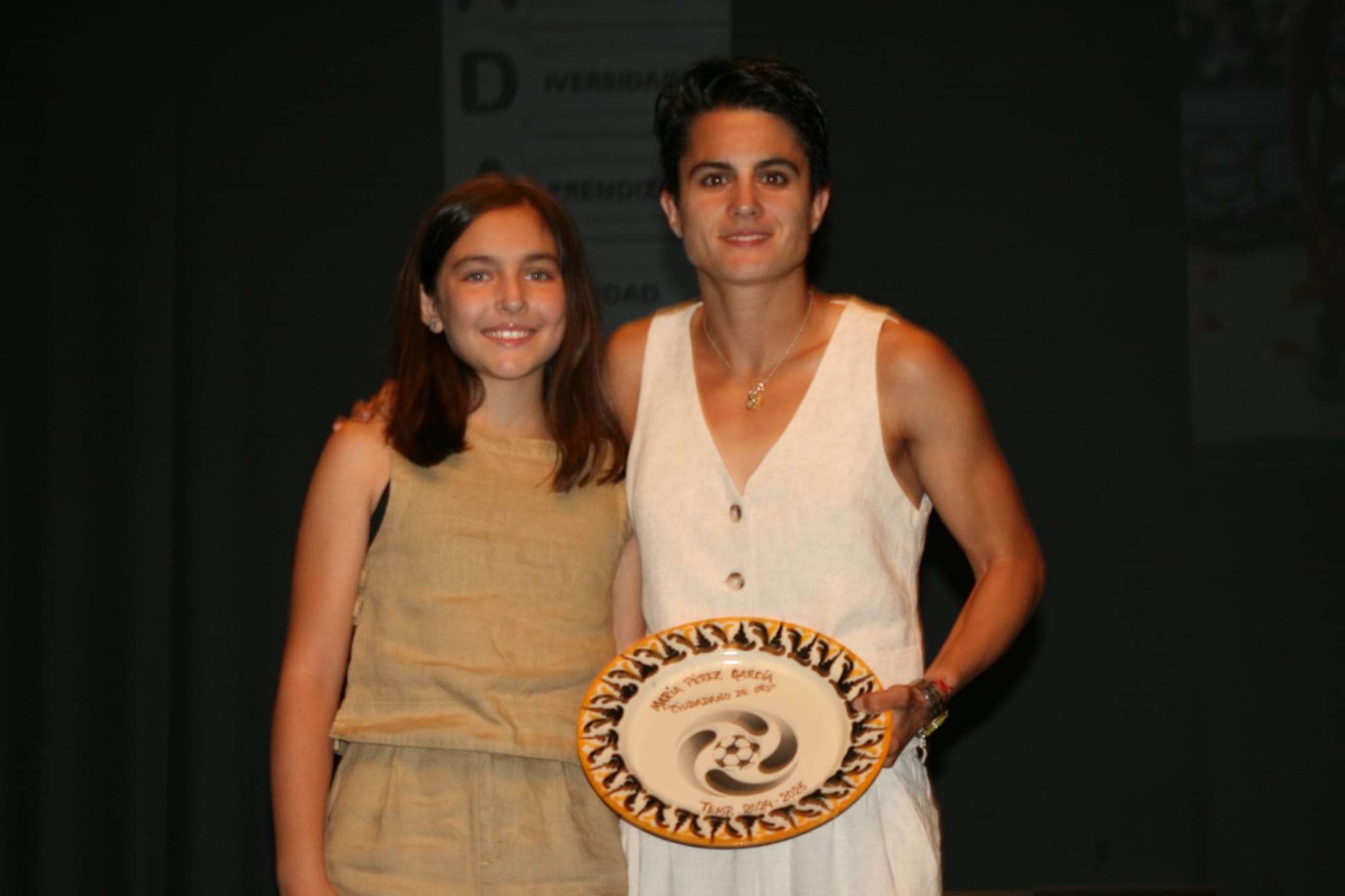 María Pérez recibiendo el premio Ciudadanos de Oro (CIUDAD DE GRANADA)