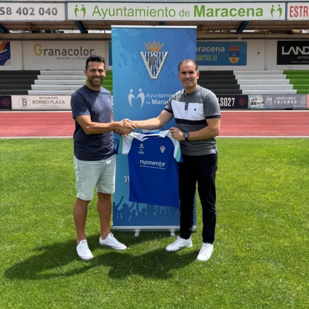 Javier Vilaseca junto al presidente, Sergio Gómez (UD MARACENA) Javier Vilaseca junto al presidente, Sergio Gómez (UD MARACENA)