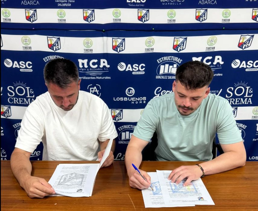 Chus Hevia, a la derecha, firma su contrato con el Motril en presencia de Viti (CF MOTRIL)