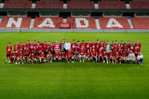 60 abonados pudieron disfrutar del Torneo en Los Cármenes (GRANADA CF) 60 abonados pudieron disfrutar del Torneo en Los Cármenes (GRANADA CF)