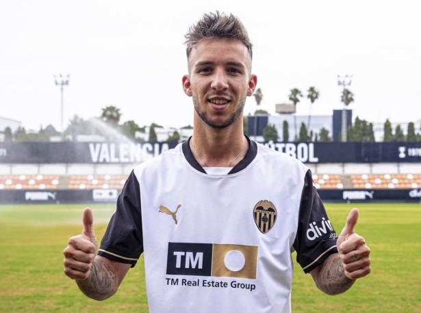 Mario González ya posa como jugador del filial valencianista Mario González ya posa como jugador del filial valencianista