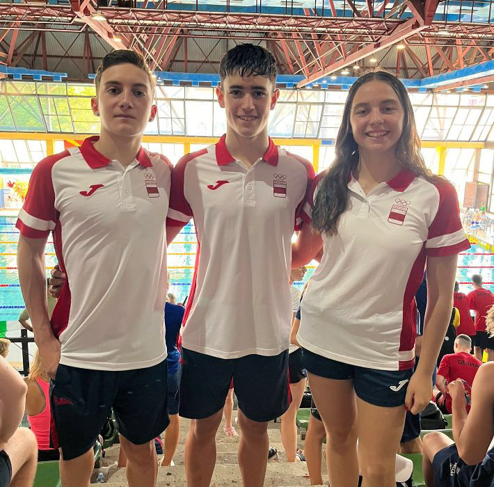 Sergio Villen, en el centro, junto a Helena Castillo y Yerai Amado (FEDERACIÓN ANDALUZA DE NATACIÓN)