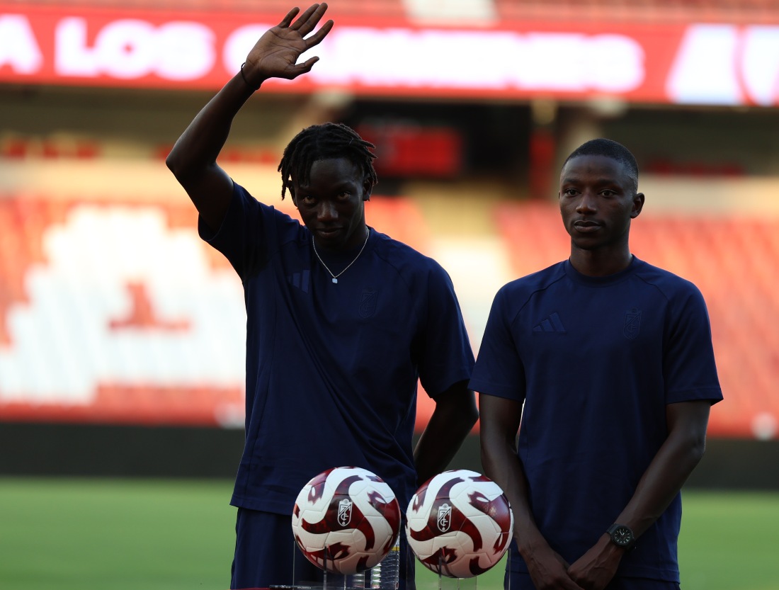 Fayé, izquierda, junto a Diallo en un momento de la presentación (J. AZCOYTIA)