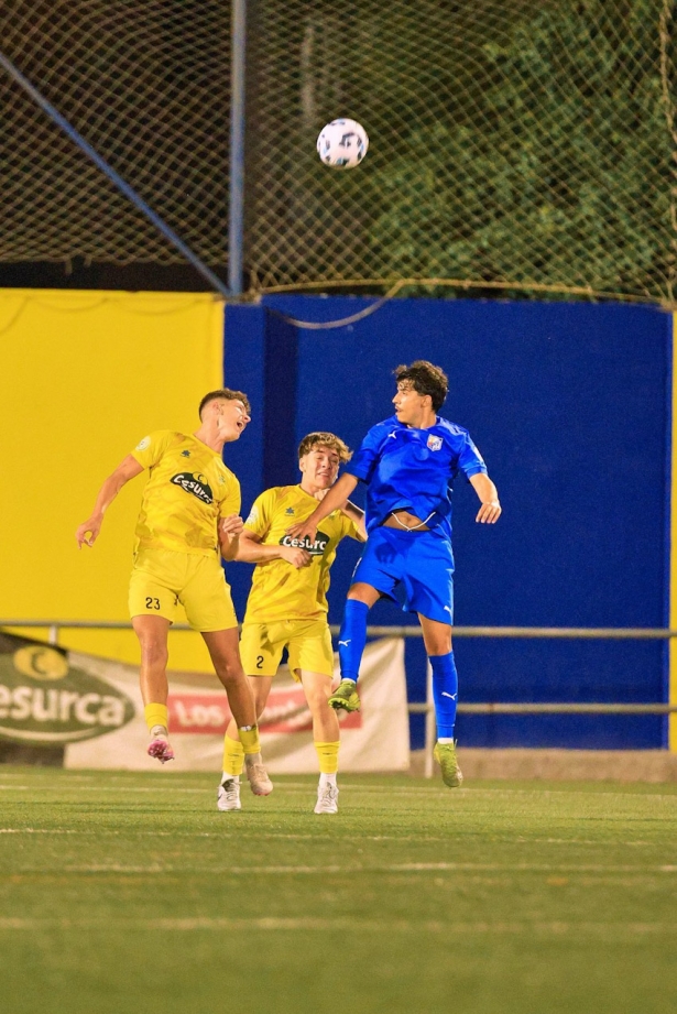 Huétor Tájar y CF Motril disputaron un intenso partido (DIEGO LEMUS)