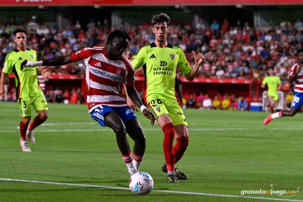 Fayé, jugador del Granada CF, controla el balón en una acción del encuentro ante el CD Mirandés (JOSÉ M. BALDOMERO)