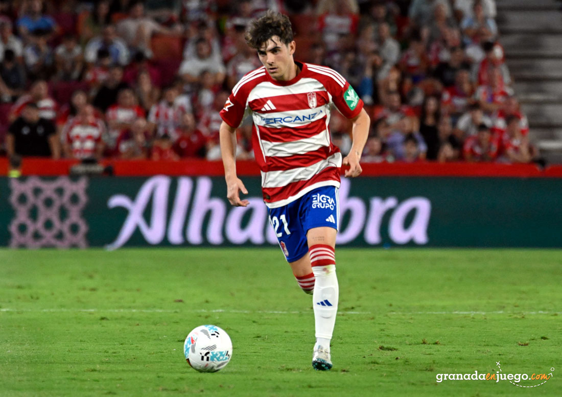 Pablo Sáenz, jugador del Granada CF, conduce el balón en el duelo ante el CD Mirandés (JOSÉ M. BALDOMERO)