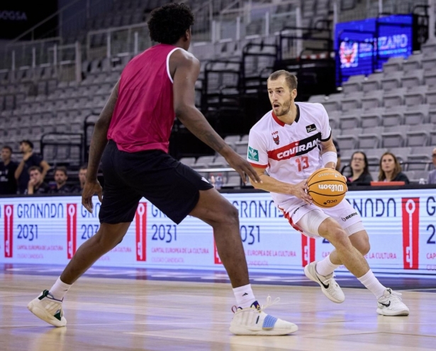 El Coviran se apunta el primer triunfo de pretemporada (COVIRAN GRANADA) El Coviran se apunta el primer triunfo de pretemporada (COVIRAN GRANADA)