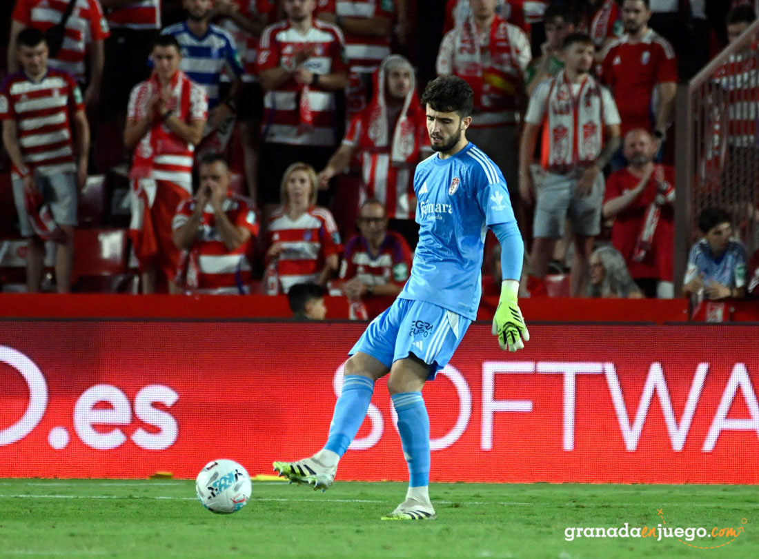 Astralaga, que debutó en la portería, durante el partido ante el Leganés (JOSÉ M. BALDOMERO)