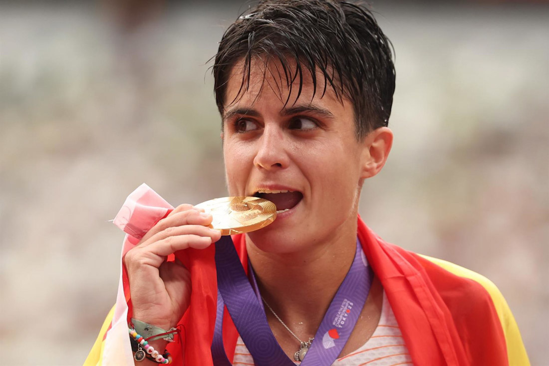 María Pérez con la medalla (OLIVER WEIKEN/DPA)