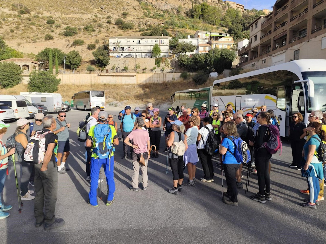 Senderistas de Almuñécar en Güéjar Sierra (AYUNTAMIENTO DE ALMUÑÉCAR)