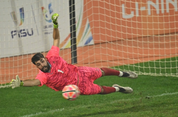 Antonio Manuel intenta detener un lanzamiento en la tanda de penaltis (FISU)