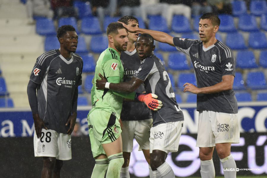 Luca Zidane felicitado por sus compañeros tras una parada ante el Huesca (LALIGA)