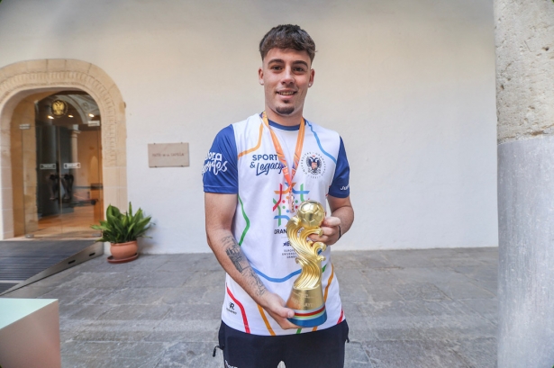 Iván Casares con su trofeo de MVP (GPMEDIA) Iván Casares con su trofeo de MVP (GPMEDIA)