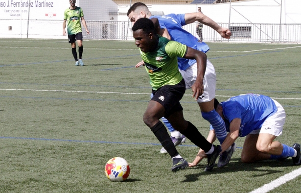 Desting intenta irse de varios jugadores del Alhaurino (J. PALMA)