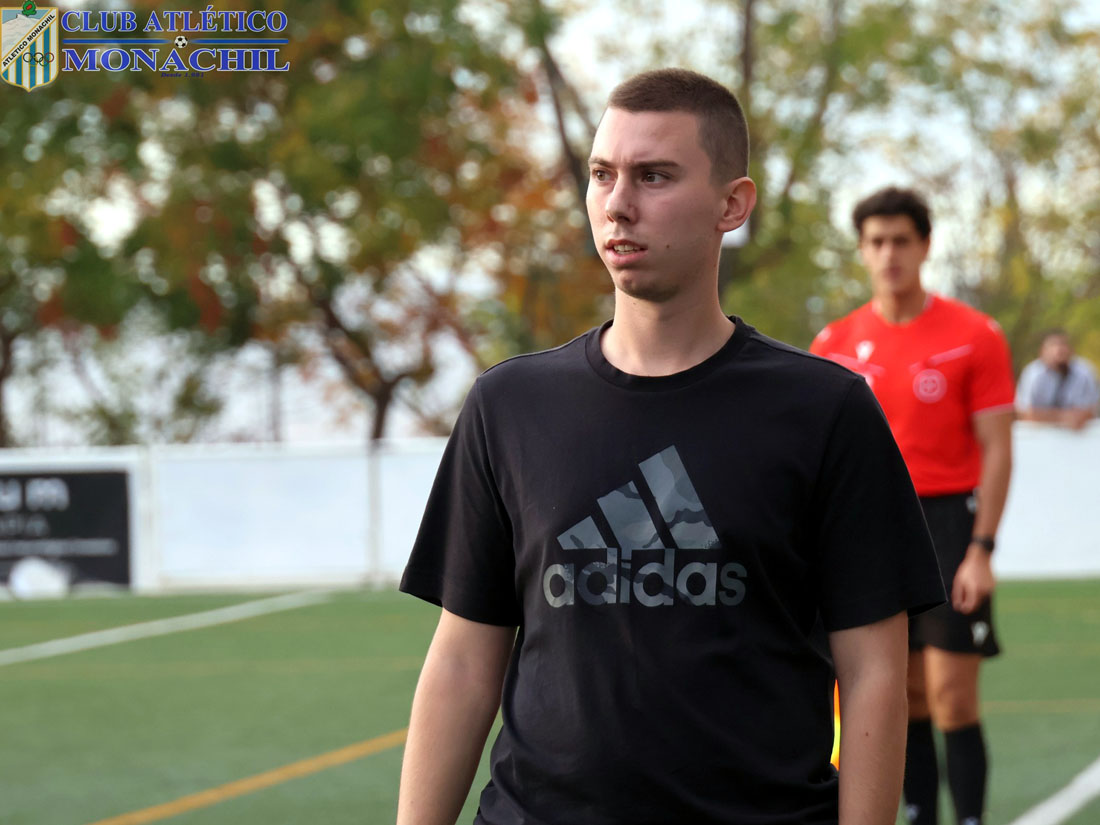 Emilio García, entrenador del Atlético Monachil, en el último encuentro en casa (AT. MONACHIL)