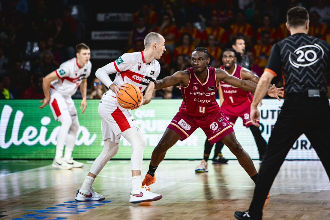 Jonathan Rousselle juega en ataque (ACB PHOTO / POL PUERTAS)