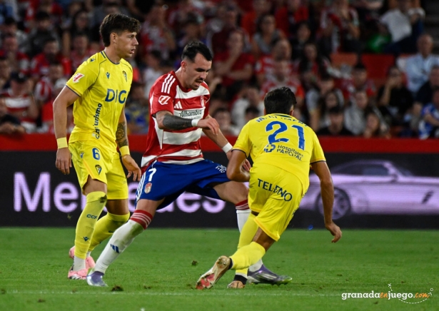 Sola, jugador del Granada CF, en una acción del encuentro ante el Cádiz (JOSÉ M. BALDOMERO) Sola, jugador del Granada CF, en una acción del encuentro ante el Cádiz (JOSÉ M. BALDOMERO)