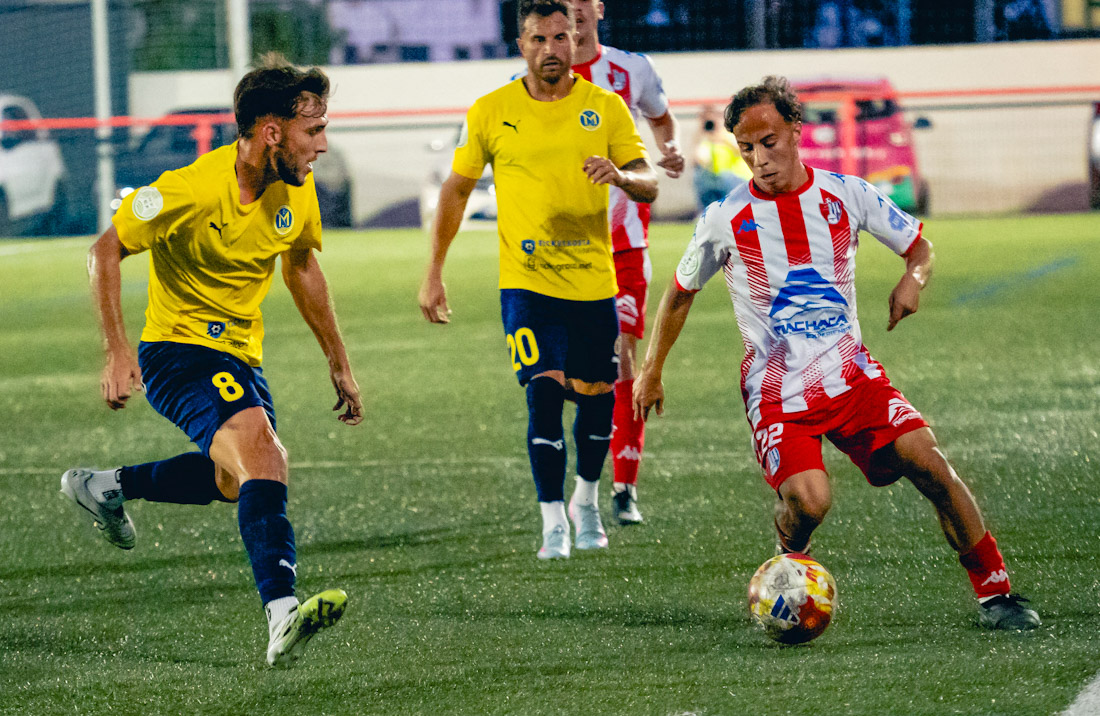 Eric rodeado de jugadores del Marbellí (GPMEDIA)