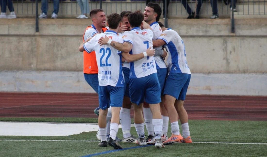 Los jugadores lojeños celebran la séptima victoria en la liga (MIGUEL JÁIMEZ)