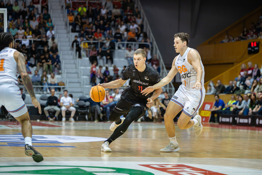 Elías Valtonen penetra a canasta (SERGI GERONES / ACB PHOTO)