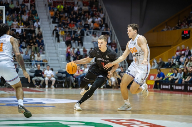 Elías Valtonen penetra a canasta (SERGI GERONES / ACB PHOTO) Elías Valtonen penetra a canasta (SERGI GERONES / ACB PHOTO)