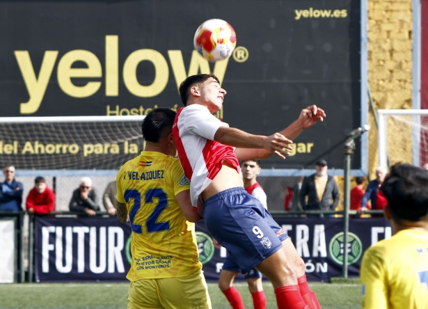Una acción del derbi entre Churriana y Huétor Tájar jugado en `El Frascuelo` (J. PALMA)
