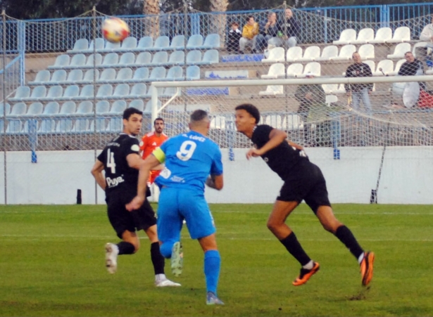 Antonio López mantuvo una intensa pugna con los defensas del San Pedro (SEMANARIO MUCHO DEPORTE)