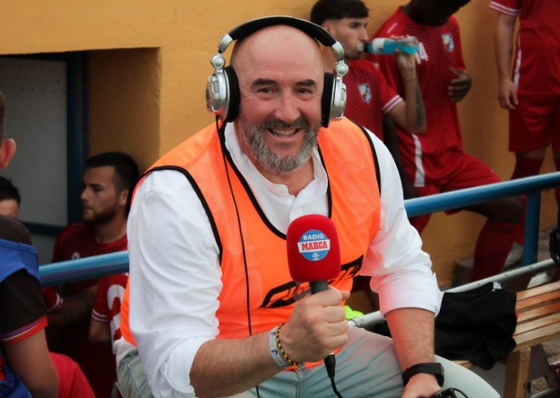 Loren Tomás, locutor de MarcadorEnJuego, en el campo del Guadix CF