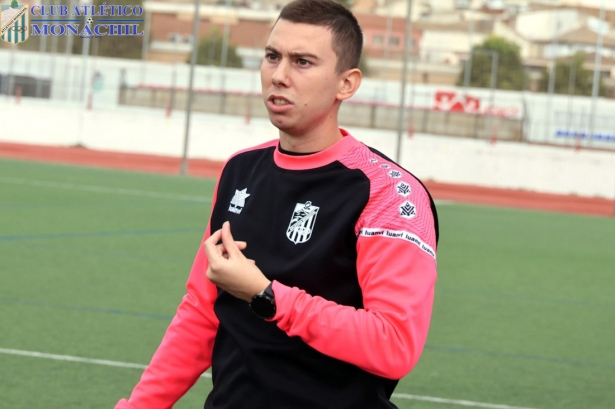 El entrenador del Atlético Monachil, Emilio García (MANU LÓPEZ/ATLÉTICO MONACHIL)