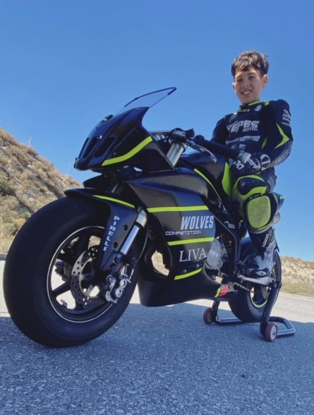 Iker con su moto