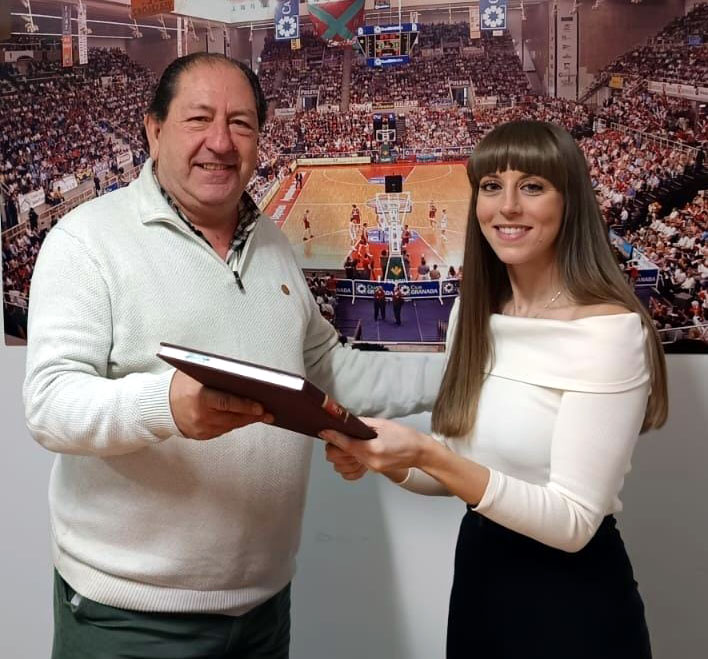 Noelia Gómez junto al expresidente de la AGPD Antonio Rodríguez