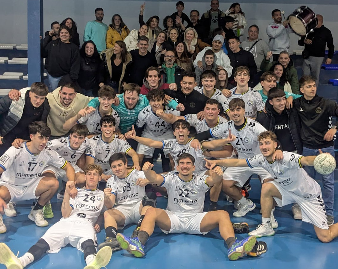 El BM Maracena celebra el triunfo (BM MARACENA 
