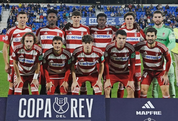 Pablo Sáenz, en el centro de la imagen, fue titular ante el CD Tenerife (GRANADA CF)
