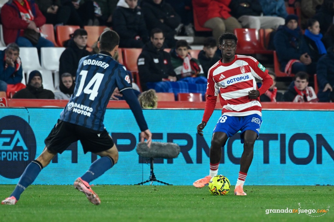 Oscar vio la cuarta amarilla ante el Ceuta (J.M. BALDOMERO)