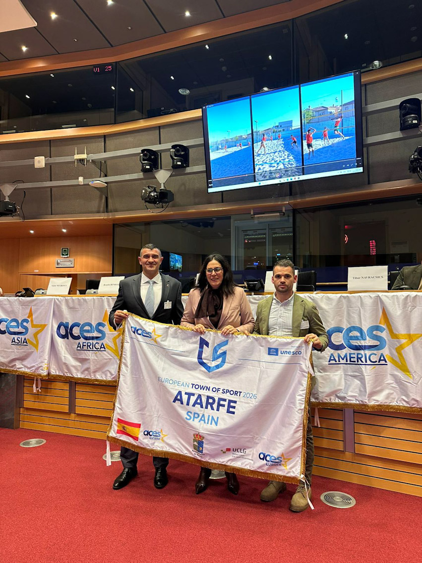 La delegación atarfeña recoge la bandera que le acredita como Villa Europea del Deporte (AYTO. ATARFE)