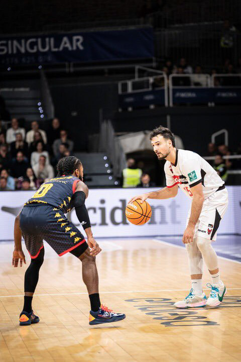 Lluís Costa juega en ataque (ACB PHOTO/DANI CATALÁN)