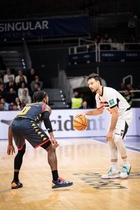 Lluís Costa juega en ataque (ACB PHOTO/DANI CATALÁN)