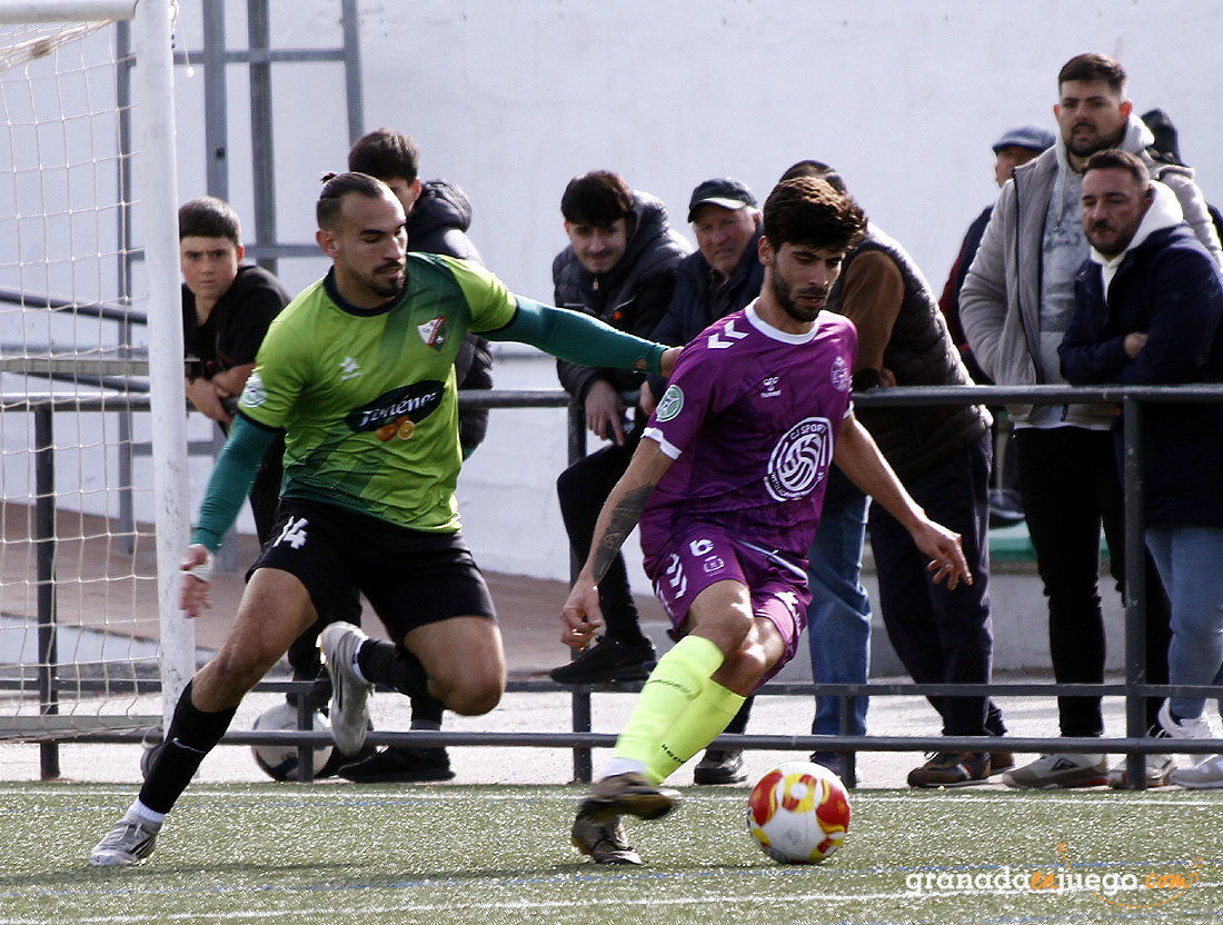 Robert Prieto en una acción del encuentro con un jugador del At. Mancha Real (J. PALMA)