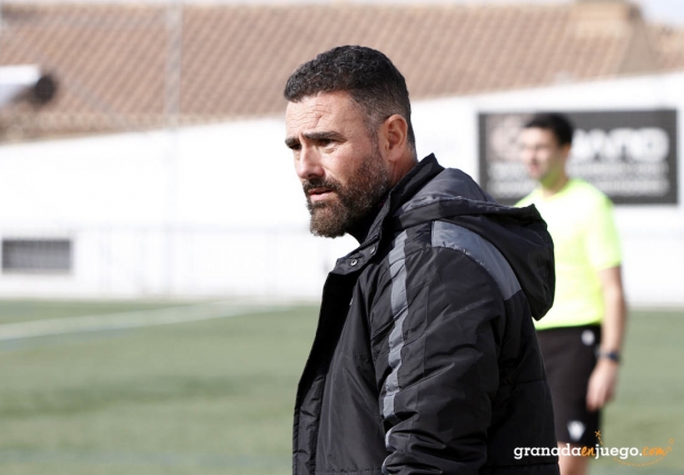 Manuel Moreno `Rizos`, entrenador del CD Huétor Vega, en un momento del partido ante el At. Mancha Real (J. PALMA)