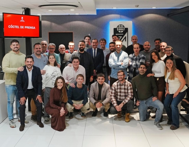 Foto de familia de la prensa deportiva granadina (GRANADA CF) Foto de familia de la prensa deportiva granadina (GRANADA CF)