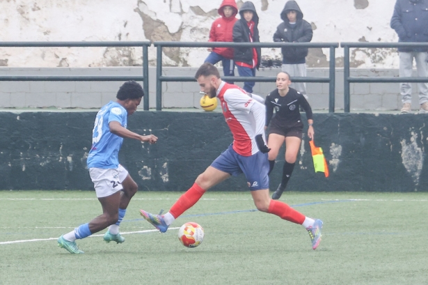 Nacho Buil encara a un futbolista del Alhaurino (GPMEDIA) Nacho Buil encara a un futbolista del Alhaurino (GPMEDIA)