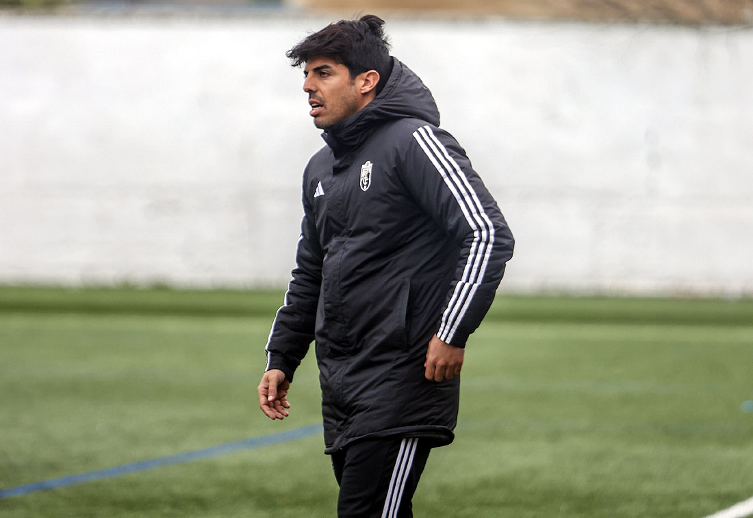 Adolfo Martínez, entrenador del Granada C, durante el encuentro ante el Cenes Crestanevada (GPMEDIA)