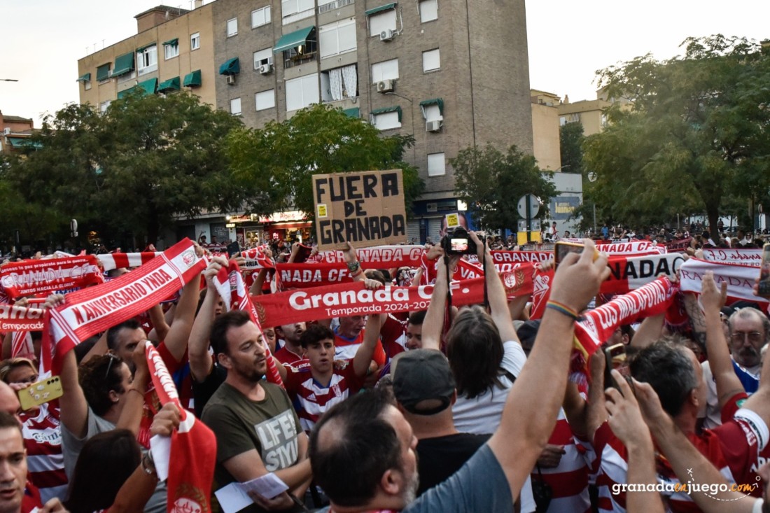 Unión Granadinista sigue protestando ante la situación del club (J.M. BALDOMERO)
