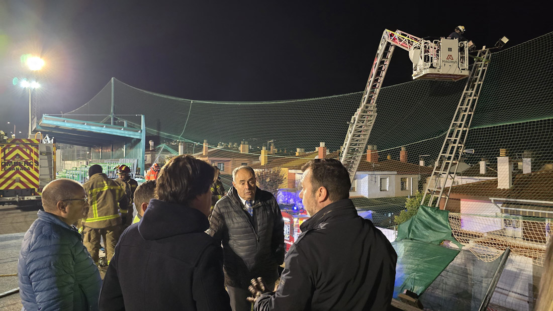El alcalde de Huétor Vega visitando la zona afectada por el derrumbe (AYTO. HUÉTOR VEGA)