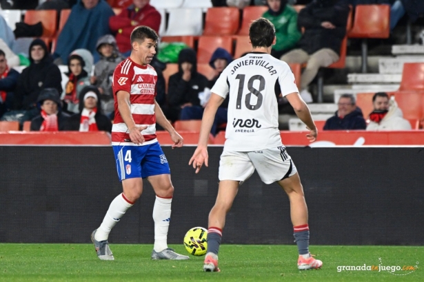 Alcaraz es uno de los futbolistas que deben decidir su futuro (J.M. BALDOMERO) Alcaraz es uno de los futbolistas que deben decidir su futuro (J.M. BALDOMERO)