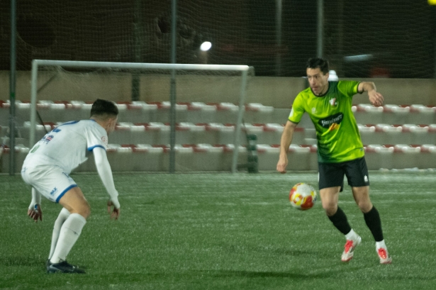 Joan Grasa encara a un jugador del Mijas Las Lagunas (GPMEDIA) Joan Grasa encara a un jugador del Mijas Las Lagunas (GPMEDIA)