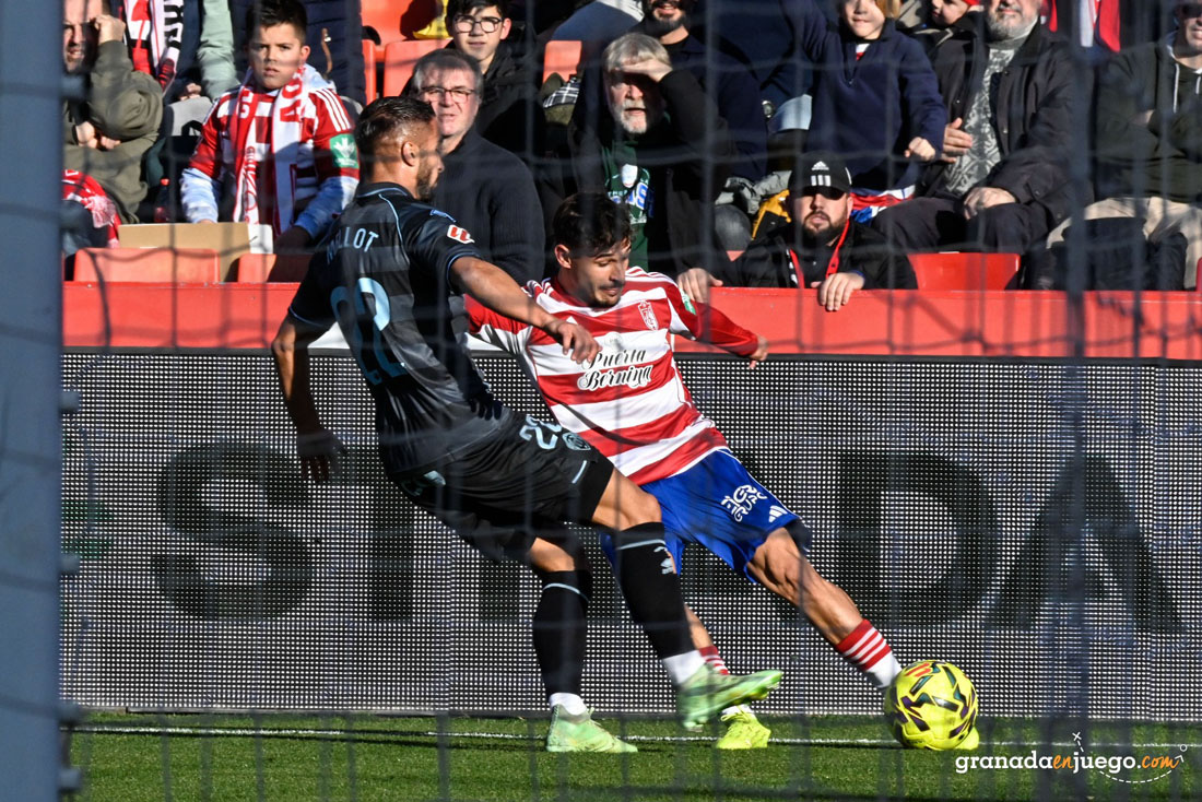 Sergio Rodelas en una jugada en el partido en casa ante el CD Castellón (JOSÉ M. BALDOMERO)
