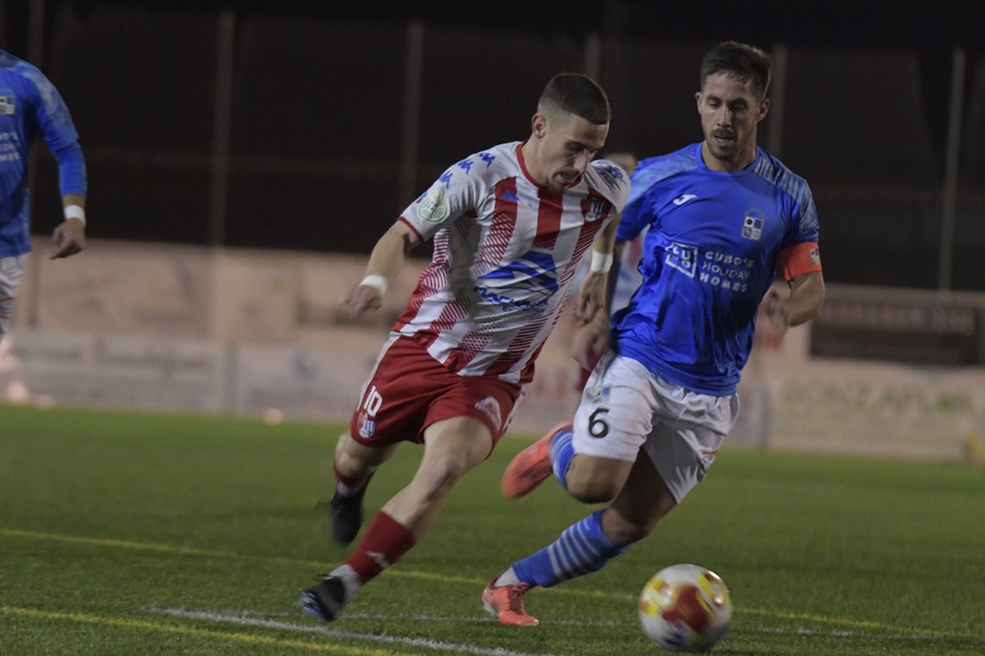 Adri Osorio avanza con el balón (GPMEDIA)